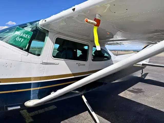 Cessna 182/206 (Teal/Gold) detailed by Pristine Jets, photo 6 of 8