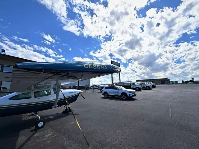 Cessna 182/206 (Teal/Gold) detailed by Pristine Jets, photo 7 of 8