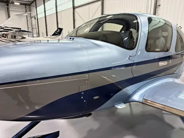 Cirrus SR22 (Silver/Navy) detailed by Pristine Jets, photo 6 of 45