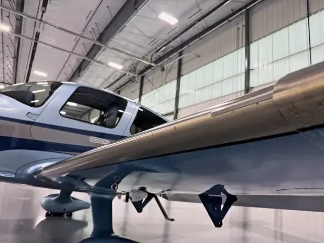 Cirrus SR22 (Silver/Navy) detailed by Pristine Jets, photo 9 of 45