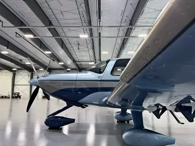 Cirrus SR22 (Silver/Navy) detailed by Pristine Jets, photo 10 of 45