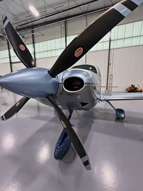 Cirrus SR22 (Silver/Navy) detailed by Pristine Jets, photo 18 of 45