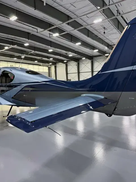 Cirrus SR22 (Silver/Navy) detailed by Pristine Jets, photo 23 of 45