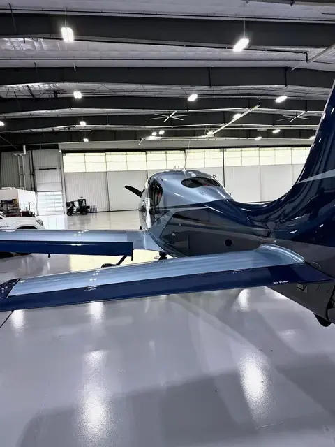 Cirrus SR22 (Silver/Navy) detailed by Pristine Jets, photo 24 of 45