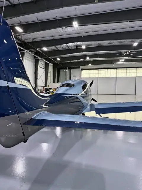 Cirrus SR22 (Silver/Navy) detailed by Pristine Jets, photo 25 of 45