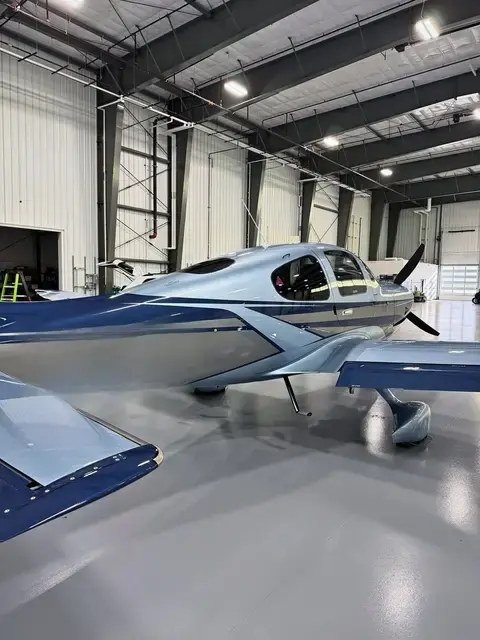 Cirrus SR22 (Silver/Navy) detailed by Pristine Jets, photo 27 of 45