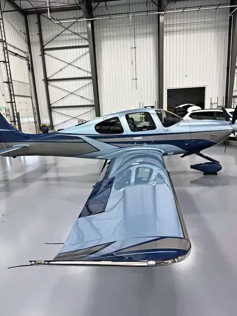 Cirrus SR22 (Silver/Navy) detailed by Pristine Jets, photo 30 of 45