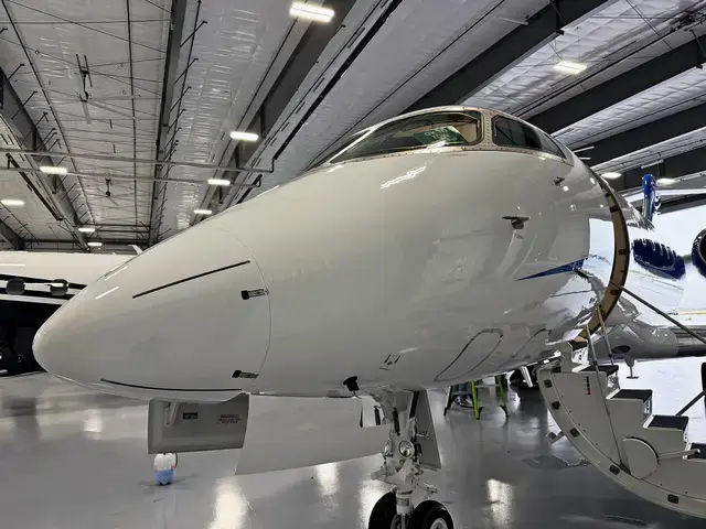 Embraer Phenom 300 detailed by Pristine Jets, photo 2 of 43