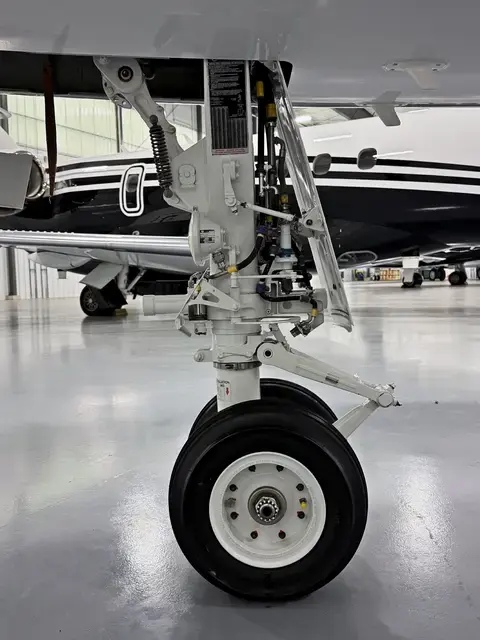 Embraer Phenom 300 detailed by Pristine Jets, photo 4 of 43