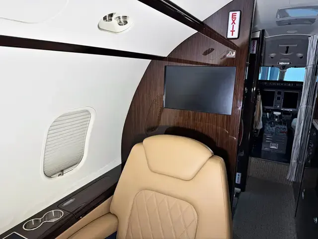 Embraer Phenom 300 detailed by Pristine Jets, photo 25 of 43
