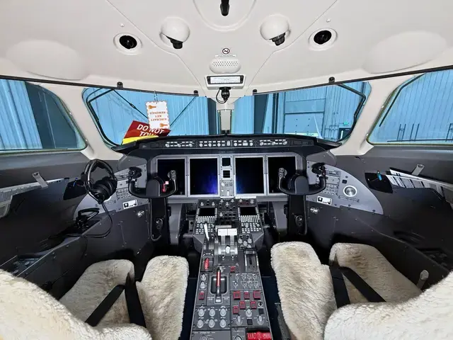 Embraer Phenom 300 detailed by Pristine Jets, photo 33 of 43